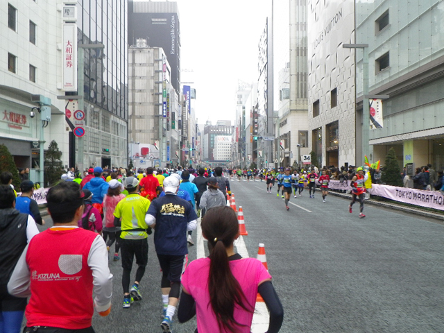 浅草を折り返してきたランナーとすれ違う