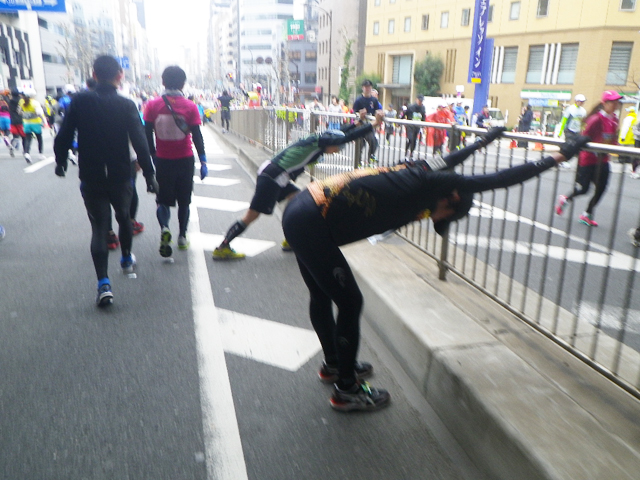 高架下でストレッチをする人たち