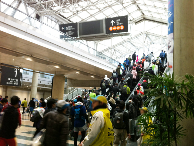 駅へ向かうエスカレータ
